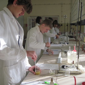 Tajomstvá chémie poodhalené malým chemikom