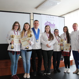 V Liptovskom Mikuláši sa zišli TOP cukrári, študentky SOŠ obchodu a služieb v Púchove získali všetky tri cenné kovy i titul absolútneho víťaza v juniorskej kategórii