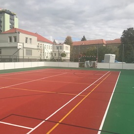 V poradí štrnáste multifunkčné ihrisko vybudovala Trenčianska župa v areáli Obchodnej akadémie v Prievidzi