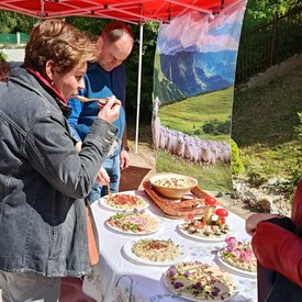 Spoločné varenie halušiek, ktoré buduje komunitu