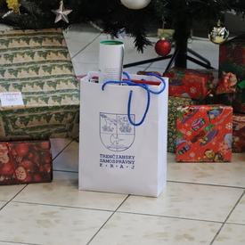 Z vianočných darčekov od župných zamestnancov sa tešili seniori aj deti 