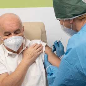 Zdravotníci sa dnes očkovali vo všetkých troch župných nemocniciach