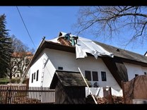 Rodný dom najznámejších uhrovských rodákov s novou strešnou krytinou