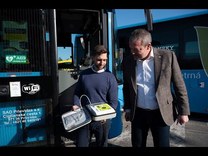 Defibrilátory nájdete aj v modrých autobusoch na hornej Nitre
