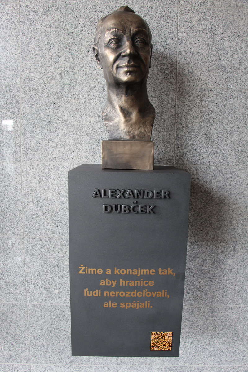 Busta Alexandra Dubčeka na Úrade TSK